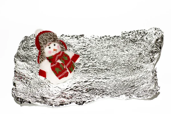 Снеговик на серебряном фоне . — стоковое фото
