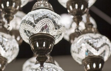 Kristal ile pirinç avize.