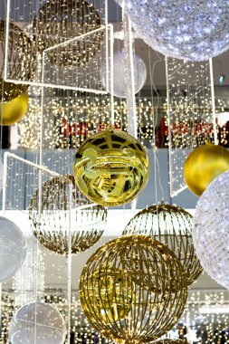 Noel dekorasyonu, top ve çelenk.