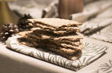 Masada gevrek ekmek.