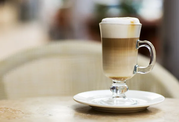 Kaffe Latte i ett glas på bordet. — Stockfoto