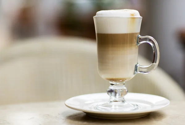 Café Latte em um copo na mesa . — Fotografia de Stock