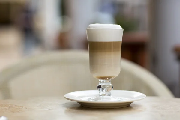 Kaffe Latte i ett glas på bordet. — Stockfoto