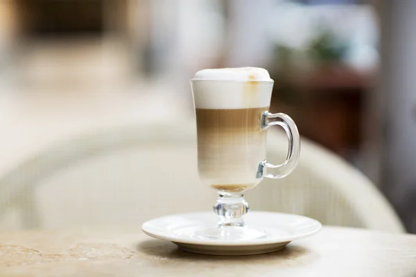 Kaffe Latte i ett glas på bordet. — Stockfoto