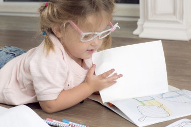 Bebeğin silah çizim için albüm sayfası üzerinden gitmek.