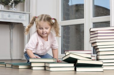 Çocuğun pencerenin kitap atarken yanında.