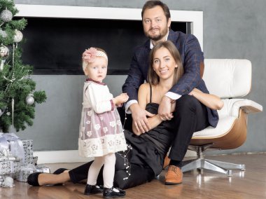 şömine yakın aile portresi.