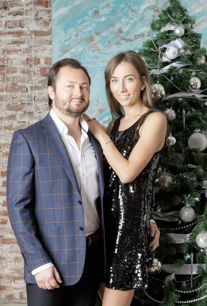 Portrét muže a žena poblíž vánoční stromeček. — Stock fotografie