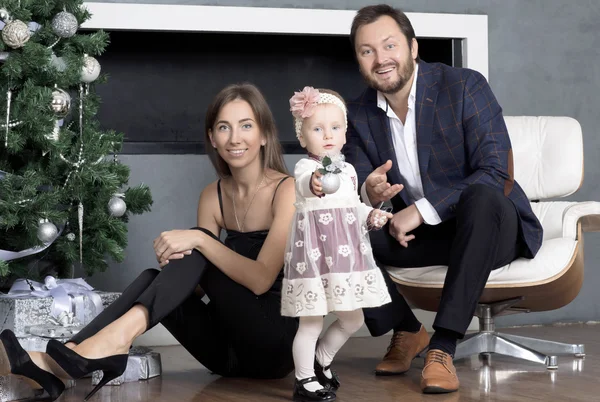 Noel ağacı yakınındaki aile portresi.