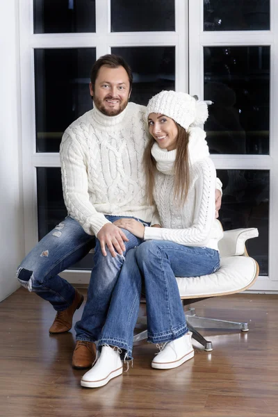 Portret męża i żony w biały swetry. — Zdjęcie stockowe