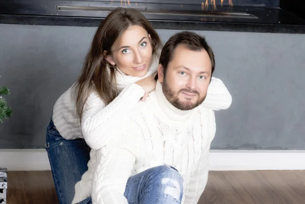 Porträt des Ehepaares in weißen Pullovern. — Stockfoto