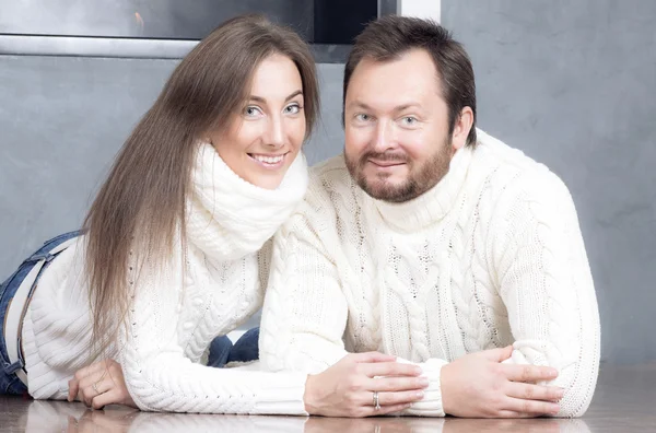 Porträt des Ehepaares in weißen Pullovern. — Stockfoto