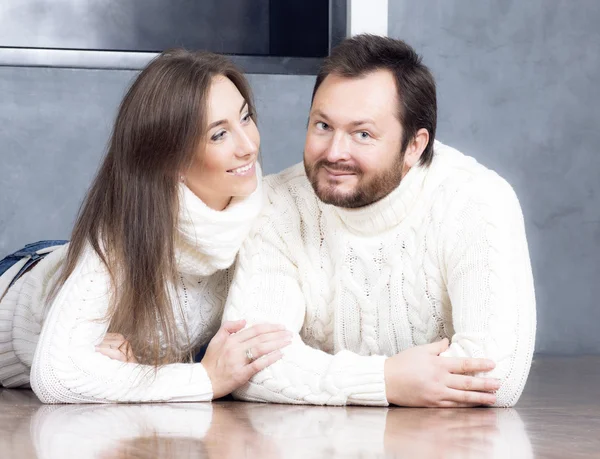 Retrato de marido y mujer en suéteres blancos . — Foto de Stock