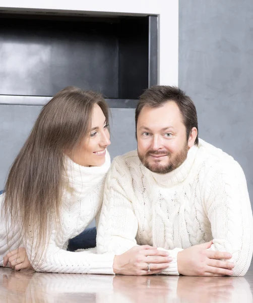 Retrato de marido y mujer en suéteres blancos . — Foto de Stock