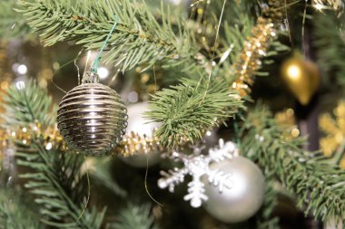 oyuncaklar ile süslenmiş Noel ağacı.