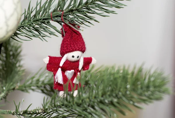 Рождественская елка украшена игрушками . — стоковое фото