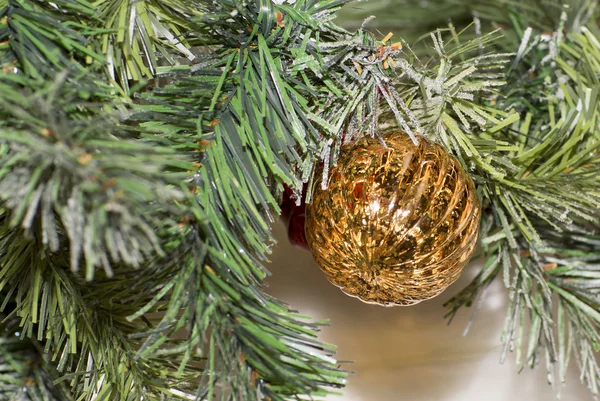 Oyuncaklar ile süslenmiş Noel ağacı. — Stok fotoğraf