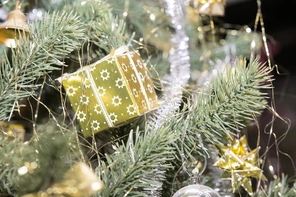 Рождественская елка украшена игрушками . — стоковое фото