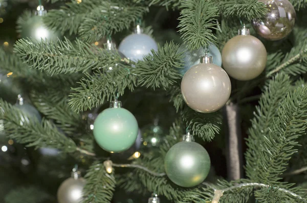 Pomul de Crăciun decorat cu jucării . — Fotografie, imagine de stoc