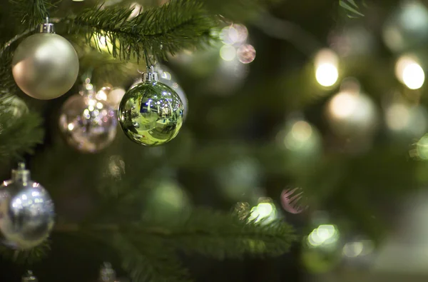 oyuncaklar ile süslenmiş Noel ağacı.