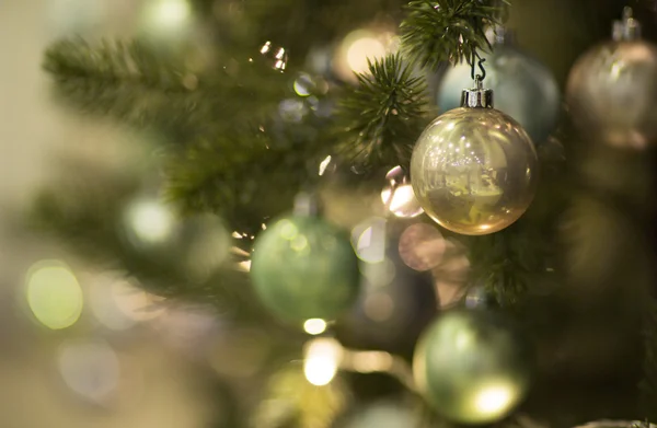 Рождественская елка украшена игрушками . Стоковое Изображение