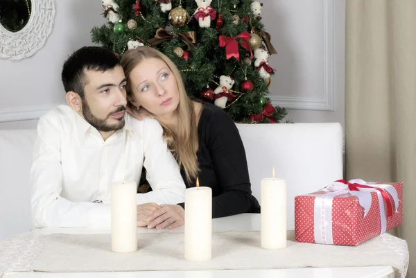 Bir erkek ve kadın Noel ağacı yakınındaki portresi.