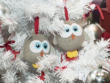 oyuncaklar ile süslenmiş Noel ağacı.