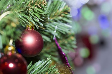 oyuncaklar ile süslenmiş Noel ağacı.