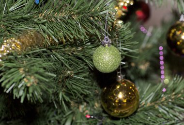 oyuncaklar ile süslenmiş Noel ağacı.