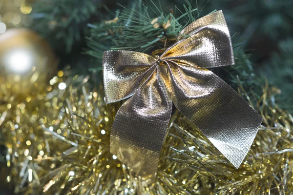 Altın oyuncaklar ile süslenen Noel ağacı.