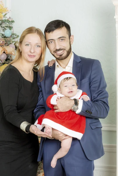 Familienporträt am Weihnachtsbaum. — Stockfoto