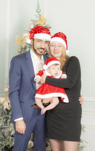 Familienporträt am Weihnachtsbaum. — Stockfoto