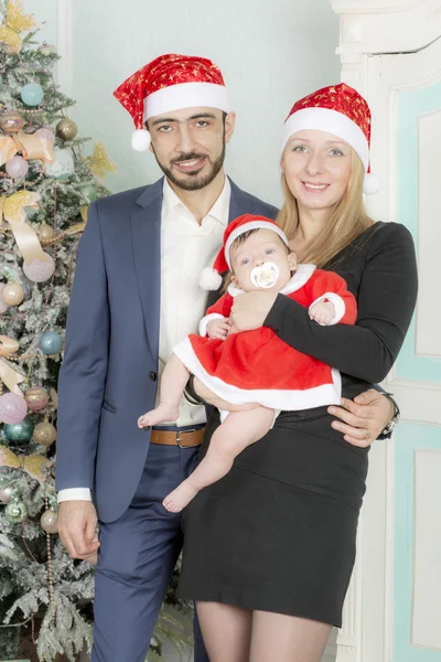 Familienporträt am Weihnachtsbaum. — Stockfoto