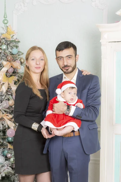 Familienporträt am Weihnachtsbaum. — Stockfoto