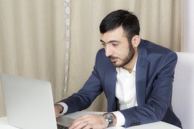 Bilgisayarlı bir adamın portresi..