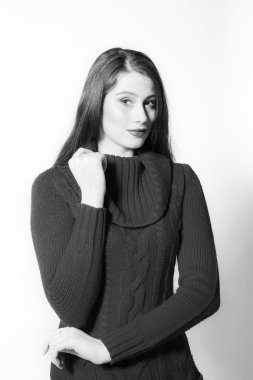 Beyaz bir arka plan üzerinde hassas kadın portre.