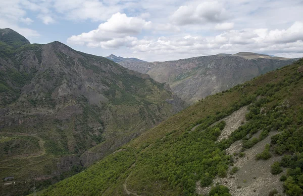 Paisaje de montaña. El paisaje en Armenia (Tatev ). — Foto de Stock