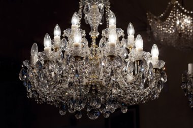 Kristal ile pirinç avize.