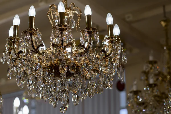 Lustre de latão com cristal . — Fotografia de Stock