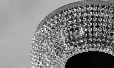 Kristal ile pirinç avize.