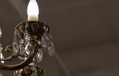 Kristal ile pirinç avize.