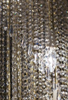 Kristal ile pirinç avize.