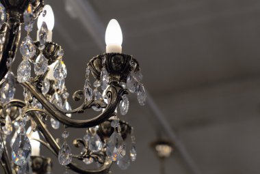 Kristal ile pirinç avize.