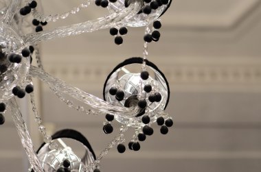 Kristal ile pirinç avize.