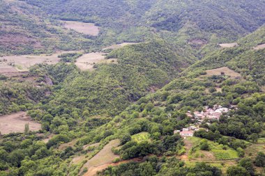 Orman manzara ve küçük bir köy. Ermenistan (Tatev manzara).