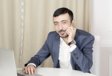 Bilgisayarlı bir adamın portresi..