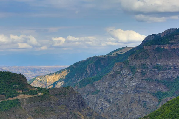 Dağ manzarası. Ermenistan (Tatev manzara).