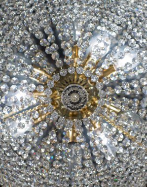 Kristal ile pirinç avize.