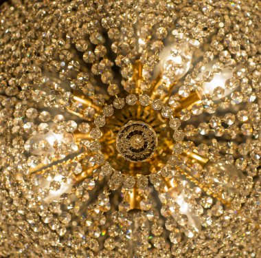 Kristal ile pirinç avize.