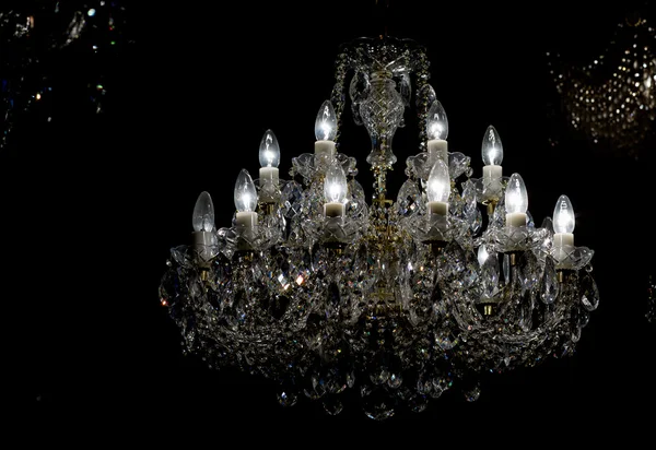 Lustre de latão com cristal . — Fotografia de Stock